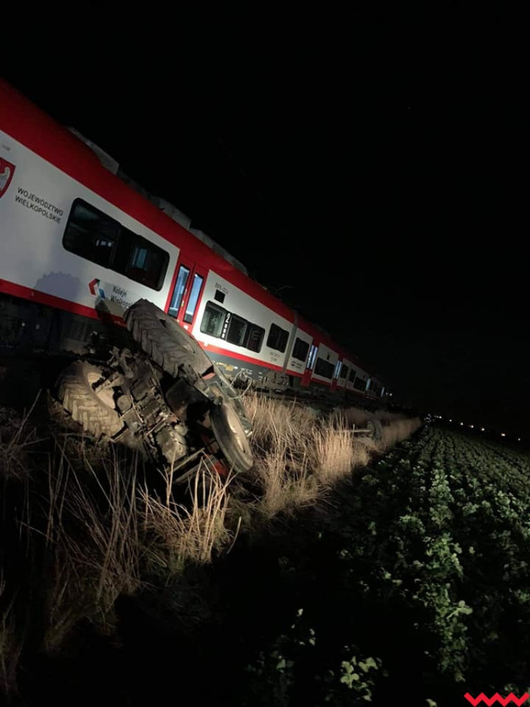 Dziwny wypadek pod Czerniejewem. Wjechał traktorem na tory i zderzył się z pociągiem
