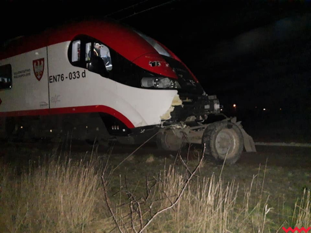 Dziwny wypadek pod Czerniejewem. Wjechał traktorem na tory i zderzył się z pociągiem