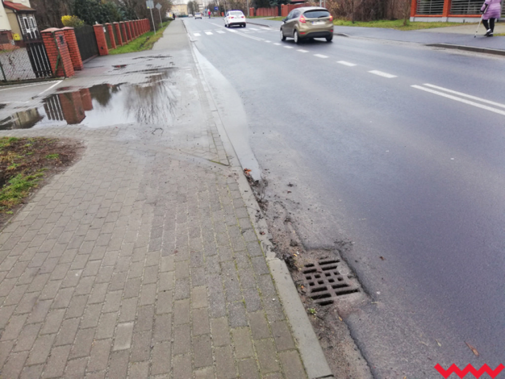 Potoki wody i kałuże na ul. Witkowskiej i Szosie Witkowskiej
