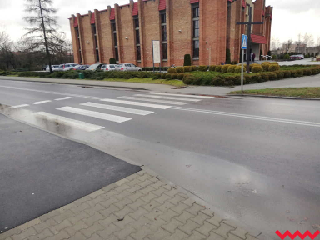 Potoki wody i kałuże na ul. Witkowskiej i Szosie Witkowskiej