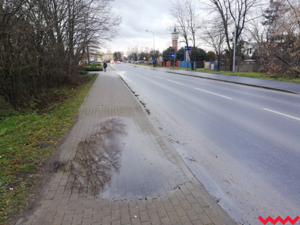 Potoki wody i kałuże na ul. Witkowskiej i Szosie Witkowskiej