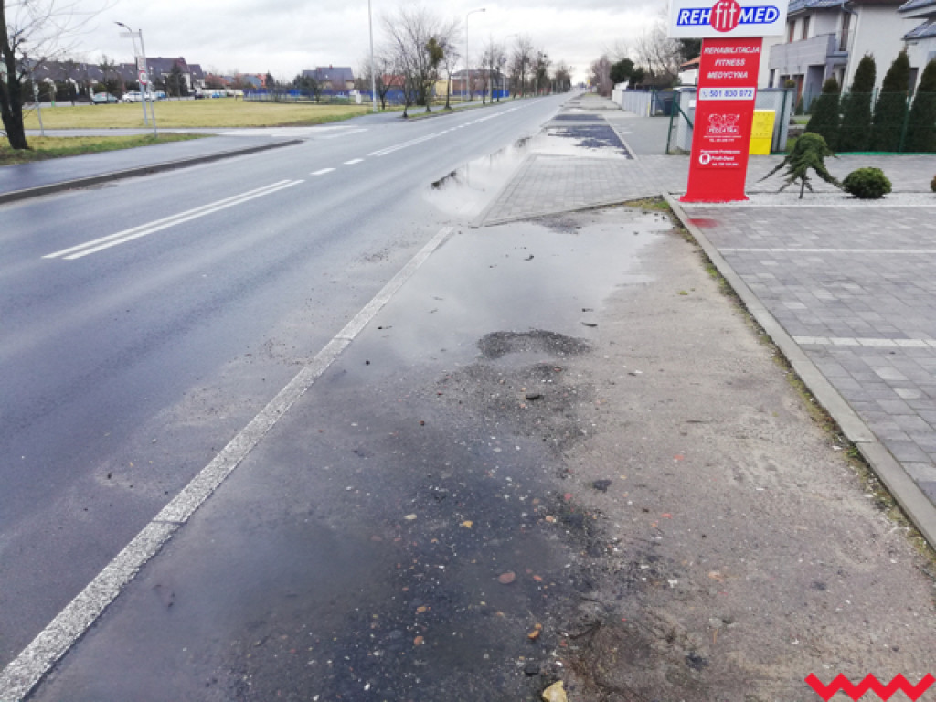 Potoki wody i kałuże na ul. Witkowskiej i Szosie Witkowskiej