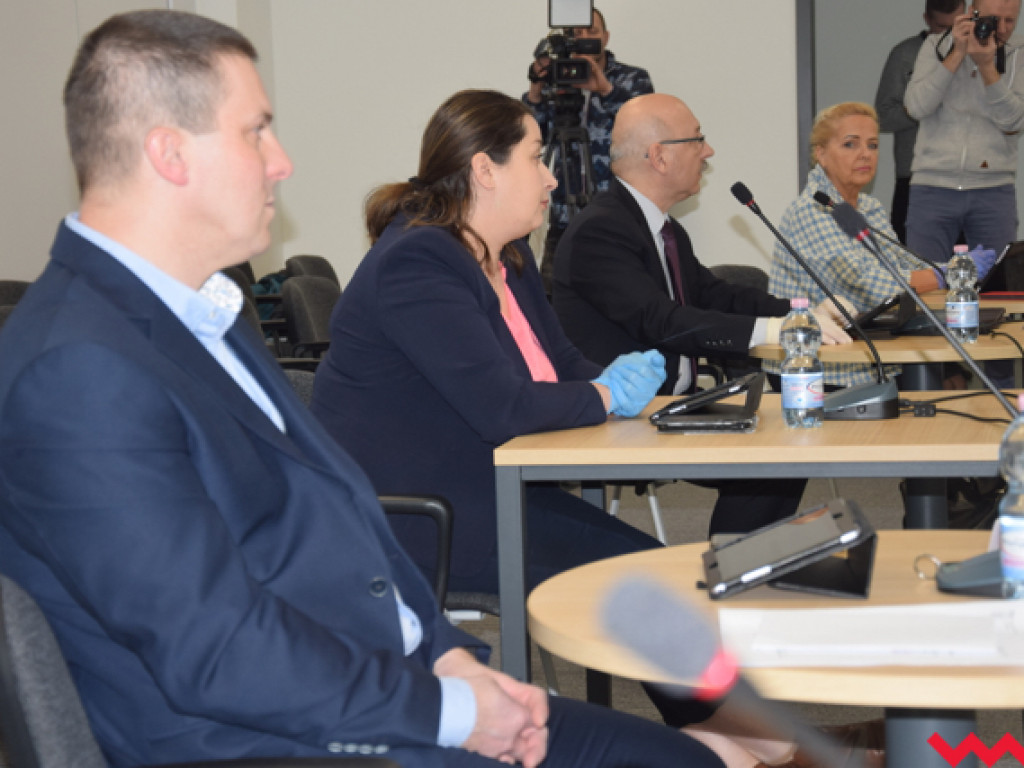 Radni powiatowi spotkali się na 25 minut. Trwa zbiórka na rzecz szpitala