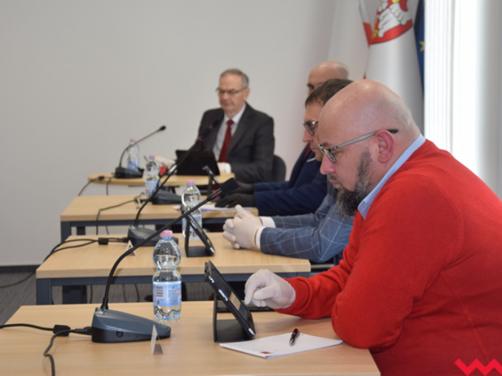 Radni powiatowi spotkali się na 25 minut. Trwa zbiórka na rzecz szpitala