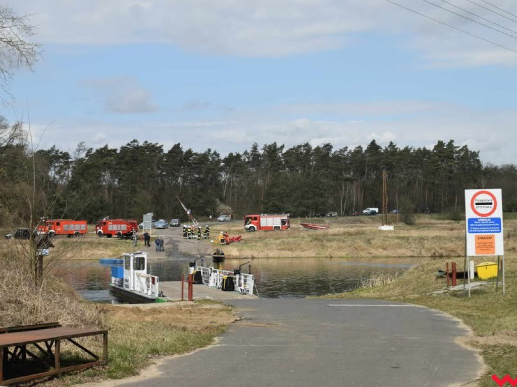 Ciągnik rolniczy wraz z przyczepą wpadł do Warty