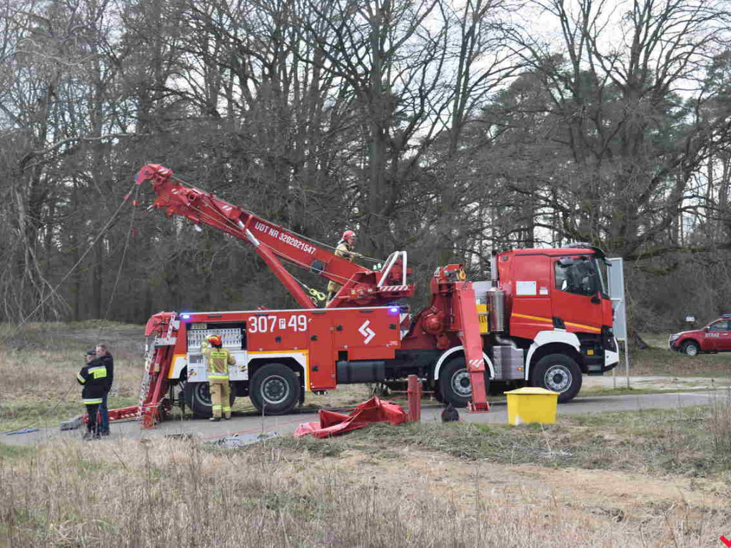 Ciągnik rolniczy wraz z przyczepą wpadł do Warty