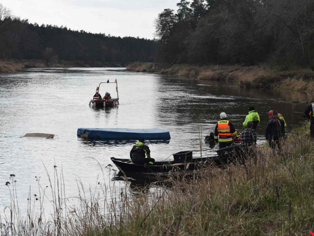 Ciągnik rolniczy wraz z przyczepą wpadł do Warty