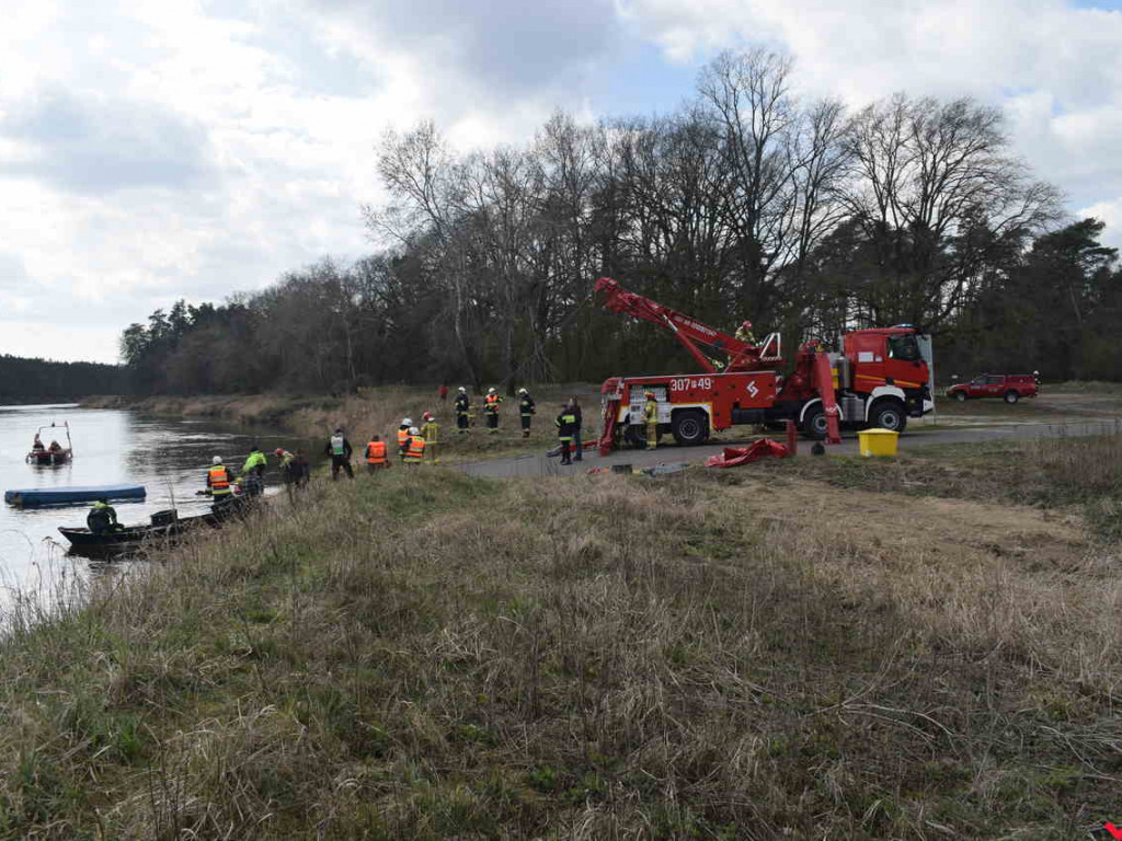 Ciągnik rolniczy wraz z przyczepą wpadł do Warty