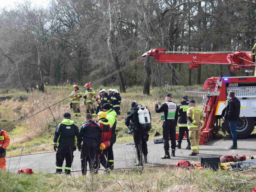 Ciągnik rolniczy wraz z przyczepą wpadł do Warty