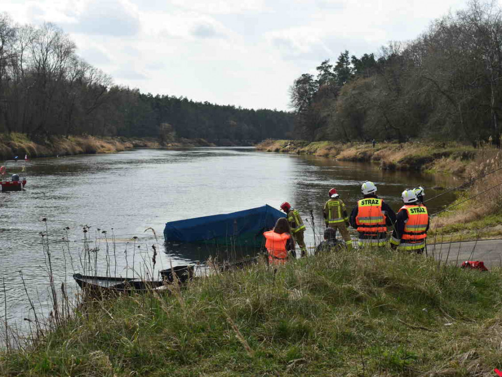 Ciągnik rolniczy wraz z przyczepą wpadł do Warty