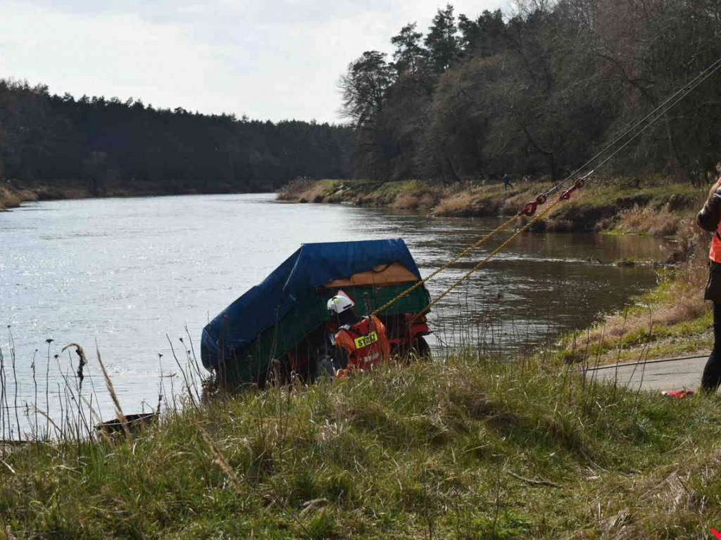 Ciągnik rolniczy wraz z przyczepą wpadł do Warty