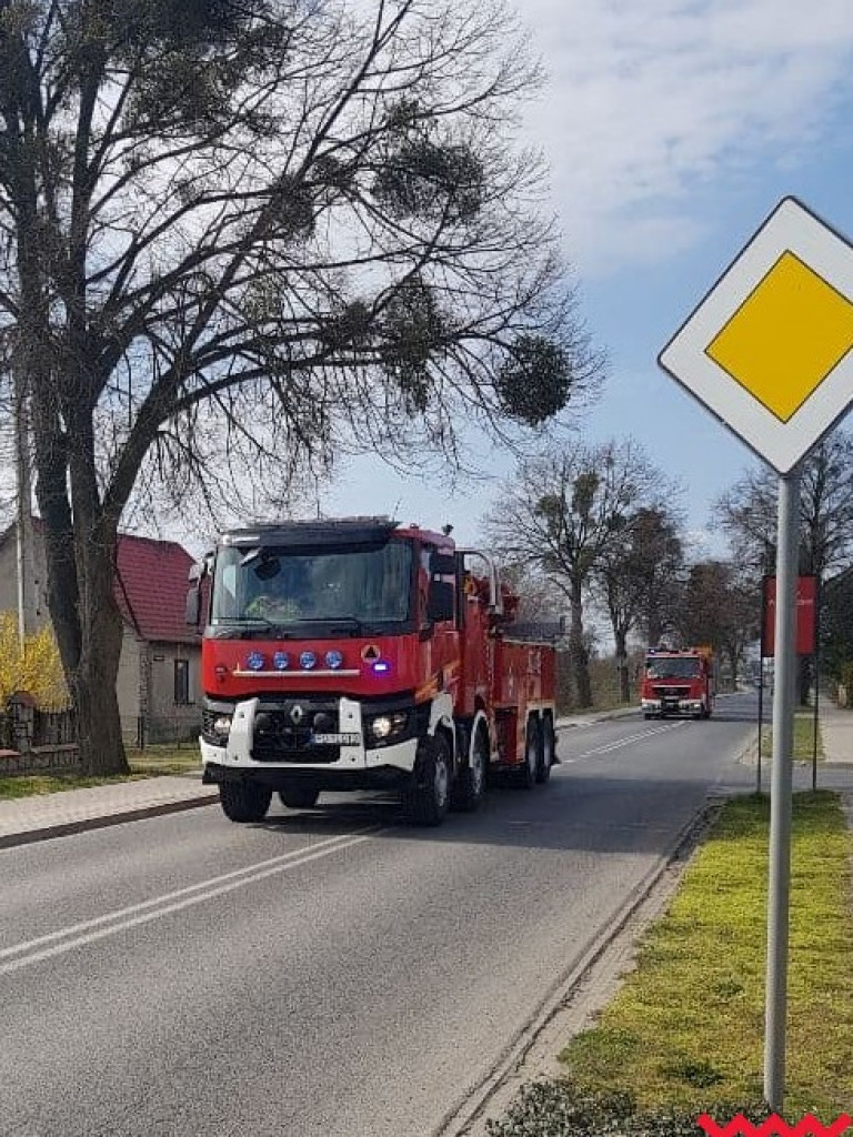Ciągnik rolniczy wraz z przyczepą wpadł do Warty