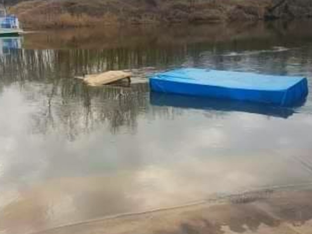 Ciągnik rolniczy wraz z przyczepą wpadł do Warty