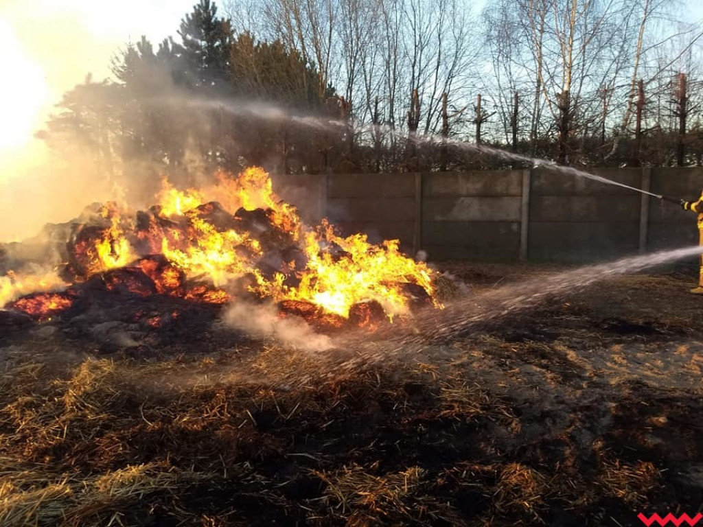  Palił się stóg z balotami słomy na terenie Kaczanowa