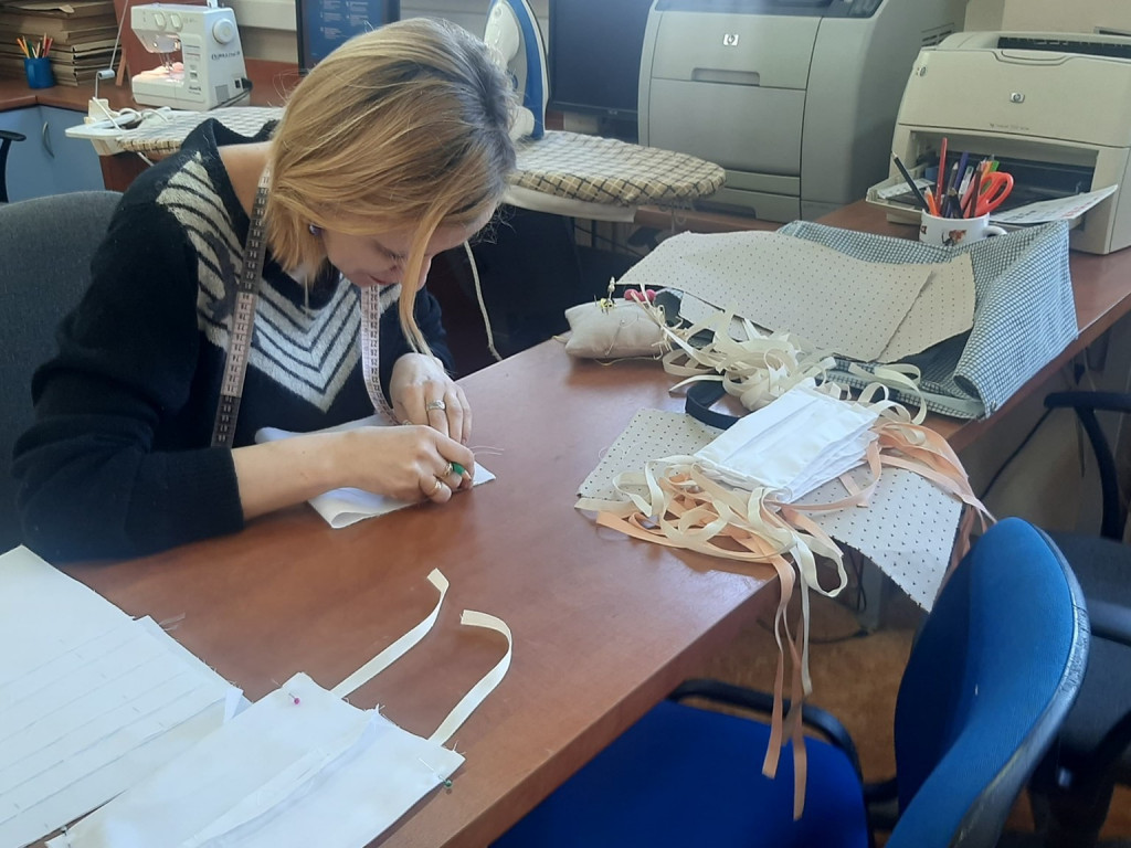 Maseczki szyją też pracownicy Warsztatu Terapii Zajęciowej we Wrześni