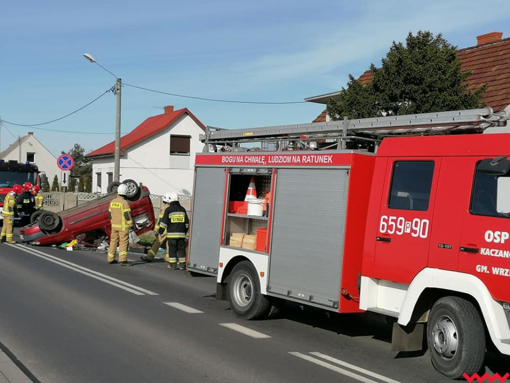 Wypadek w Kaczanowie. Auto przewróciło się na dach
