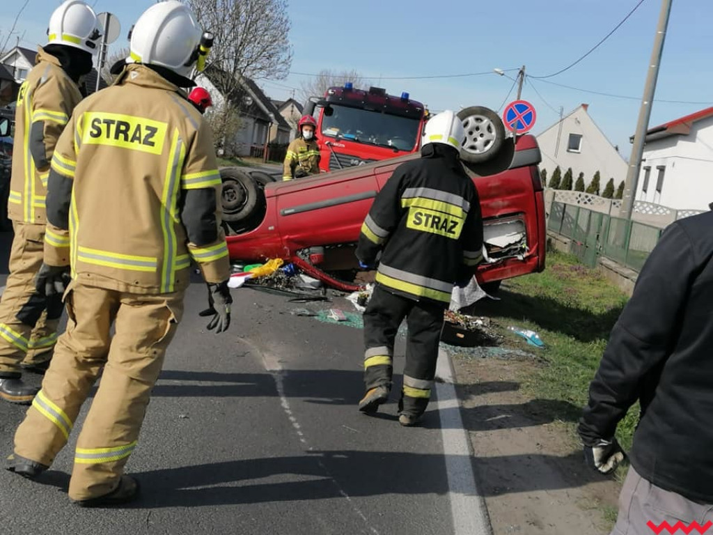 Wypadek w Kaczanowie. Auto przewróciło się na dach