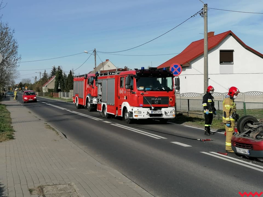 Wypadek w Kaczanowie. Auto przewróciło się na dach