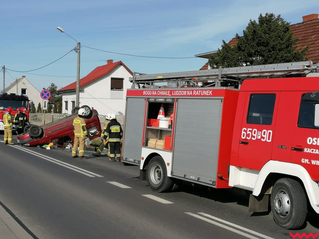 Wypadek w Kaczanowie. Auto przewróciło się na dach