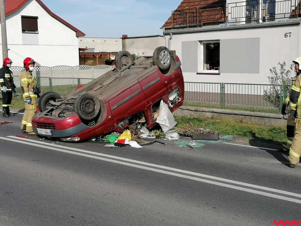 Wypadek w Kaczanowie. Auto przewróciło się na dach