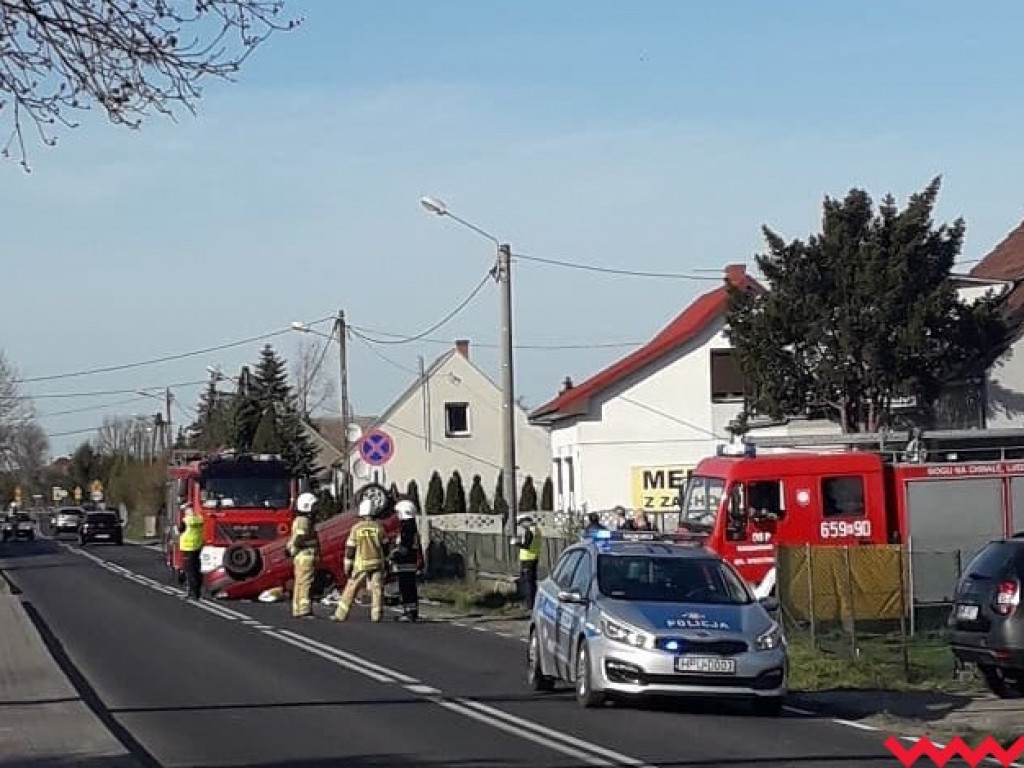 Wypadek w Kaczanowie. Auto przewróciło się na dach
