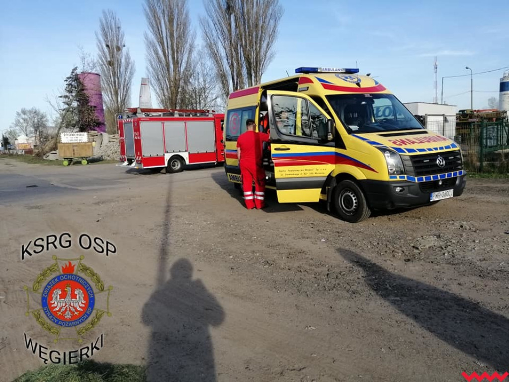 Samochód osobowy wypadł z trasy i dachował na ul. Sikorskiego we Wrześni