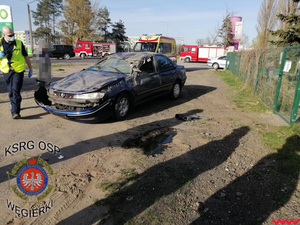Samochód osobowy wypadł z trasy i dachował na ul. Sikorskiego we Wrześni