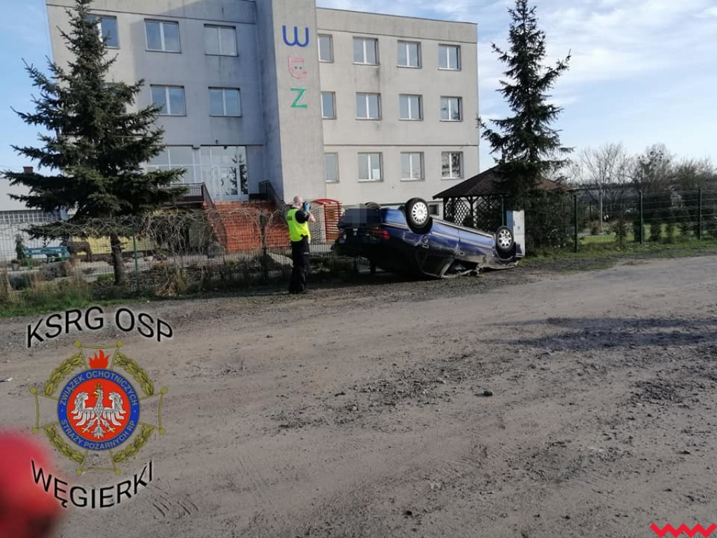 Samochód osobowy wypadł z trasy i dachował na ul. Sikorskiego we Wrześni