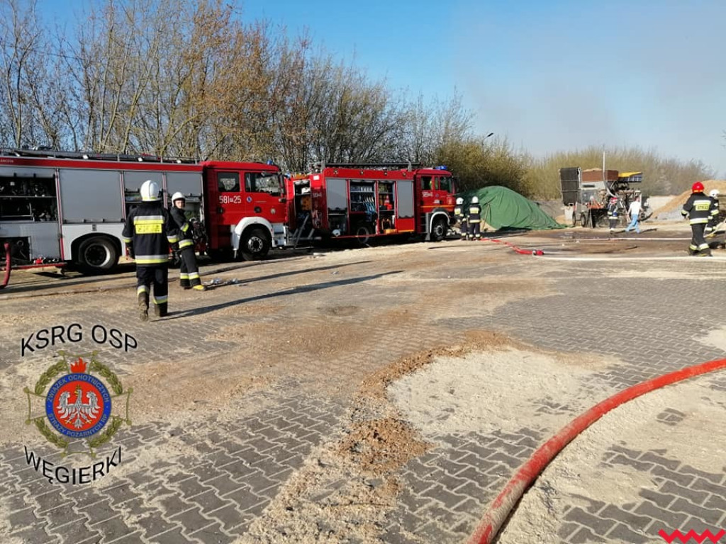 Groźny pożar w fabryce pelletu. Spaliła się cała hala, zawalił się dach
