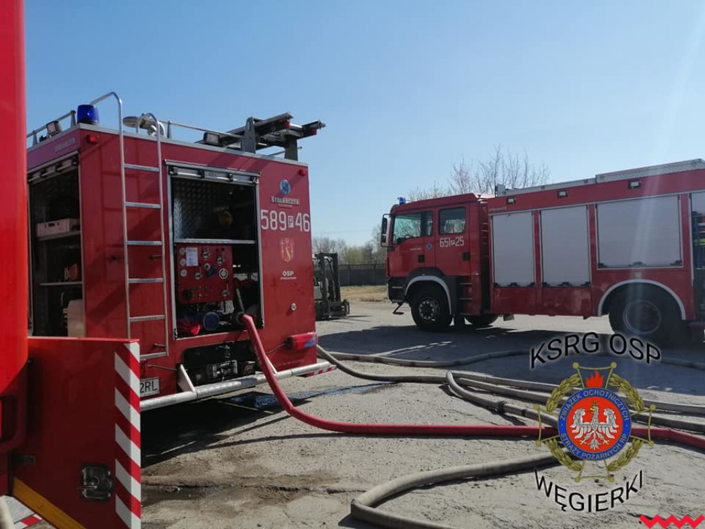 Groźny pożar w fabryce pelletu. Spaliła się cała hala, zawalił się dach