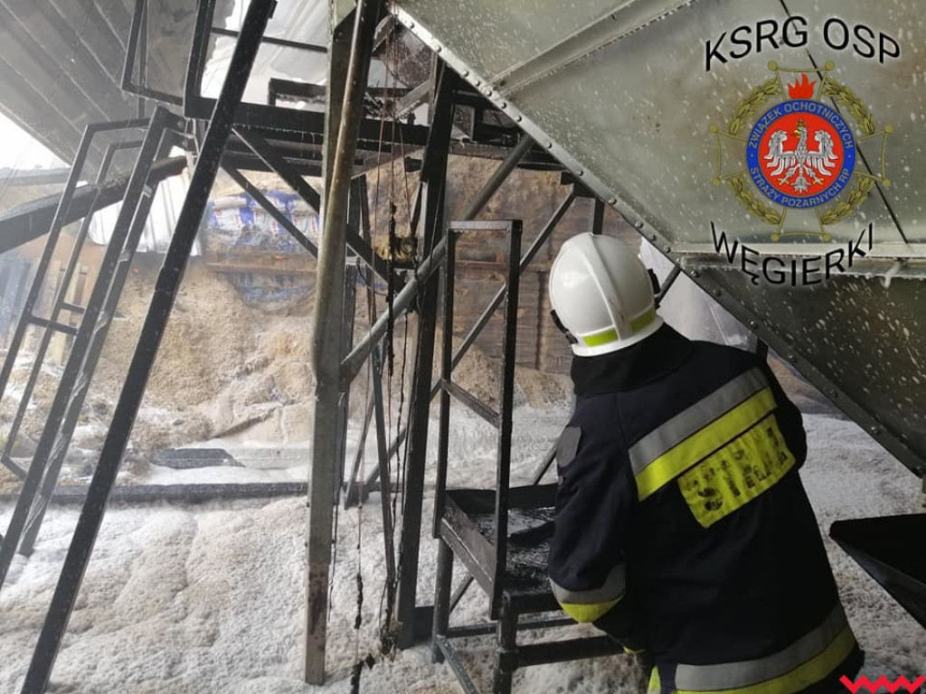 Groźny pożar w fabryce pelletu. Spaliła się cała hala, zawalił się dach