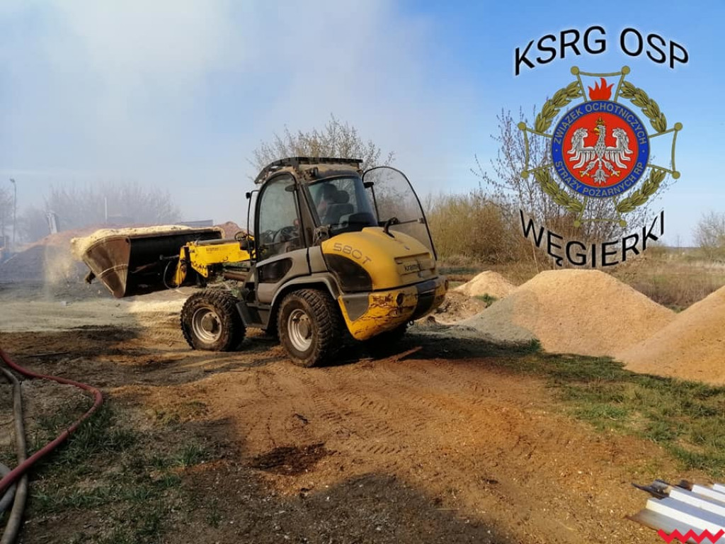 Groźny pożar w fabryce pelletu. Spaliła się cała hala, zawalił się dach