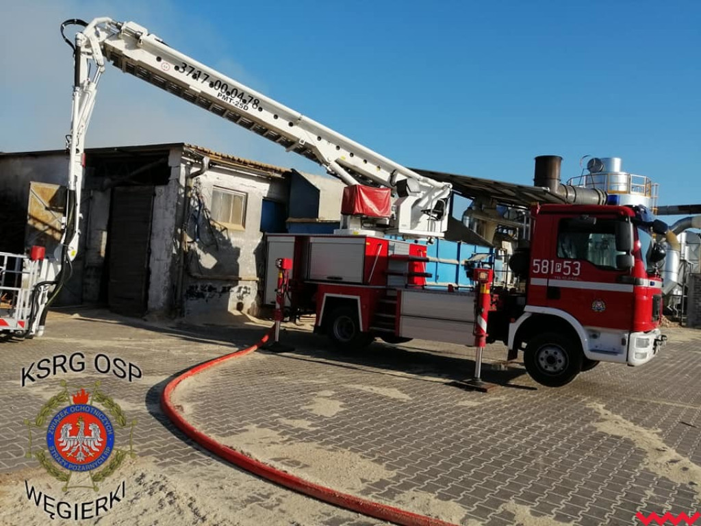 Groźny pożar w fabryce pelletu. Spaliła się cała hala, zawalił się dach