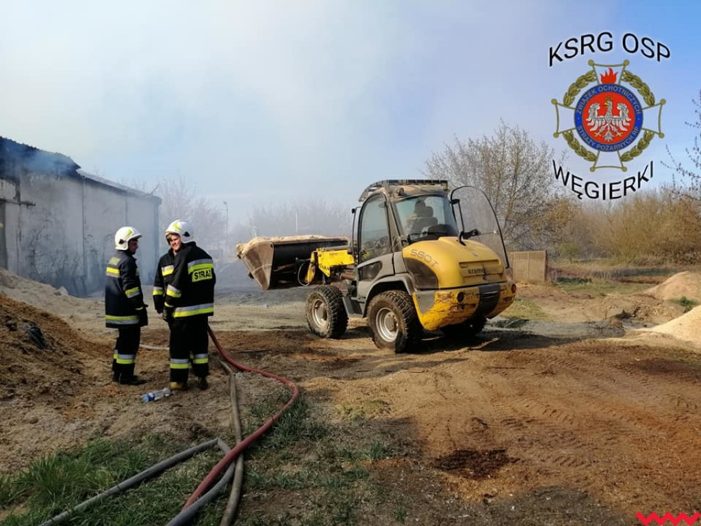 Groźny pożar w fabryce pelletu. Spaliła się cała hala, zawalił się dach