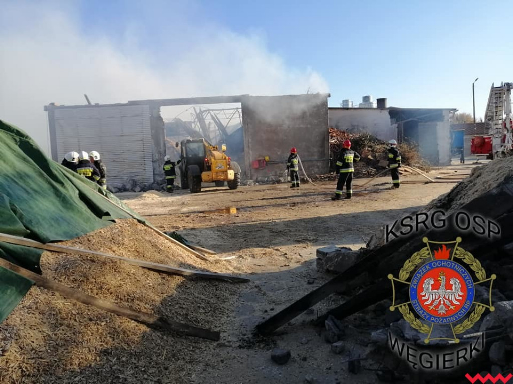 Groźny pożar w fabryce pelletu. Spaliła się cała hala, zawalił się dach