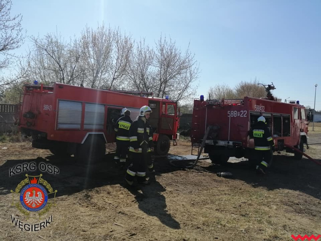 Groźny pożar w fabryce pelletu. Spaliła się cała hala, zawalił się dach