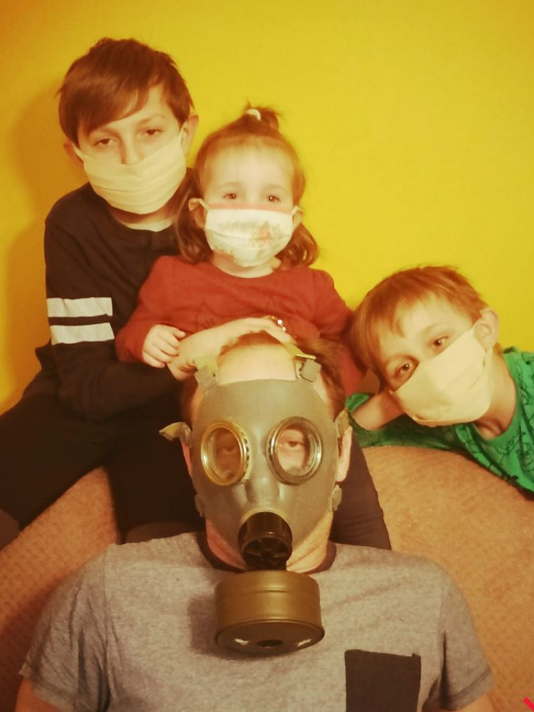 Jak bezpiecznie korzystać z maseczek? Przeczytaj poradnik i obejrzyj zdjęcia