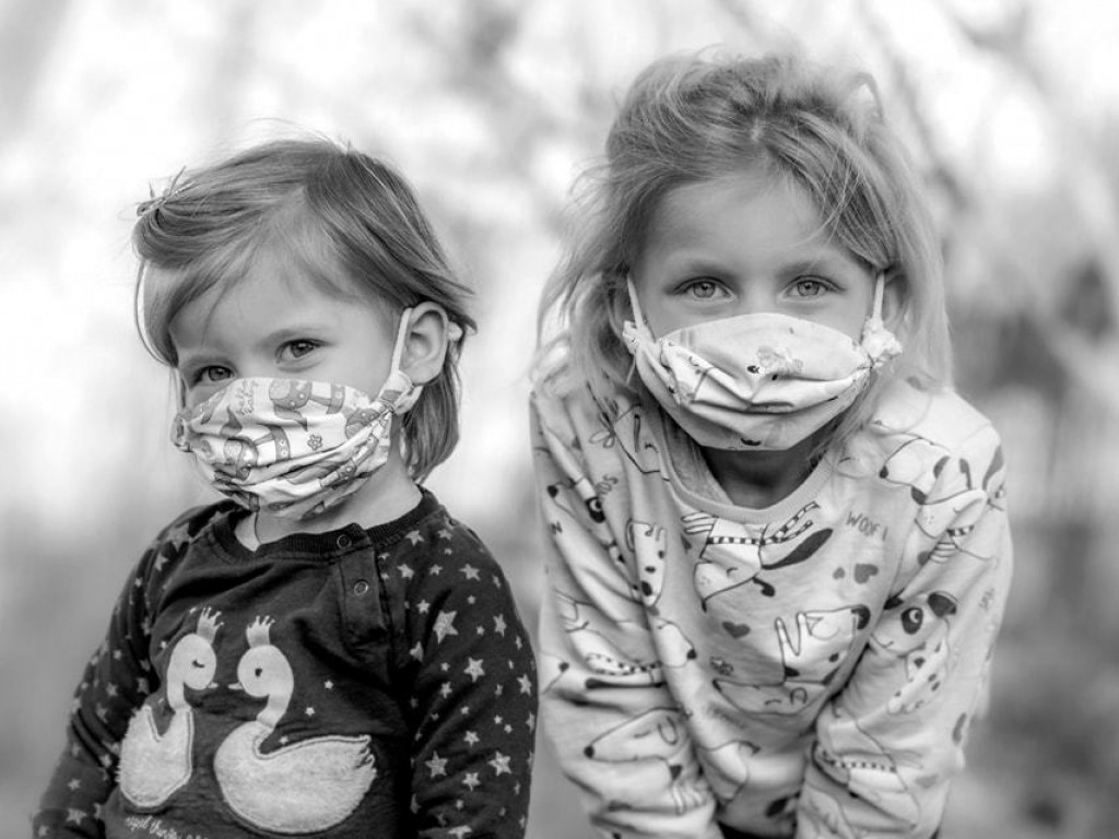 Jak bezpiecznie korzystać z maseczek? Przeczytaj poradnik i obejrzyj zdjęcia