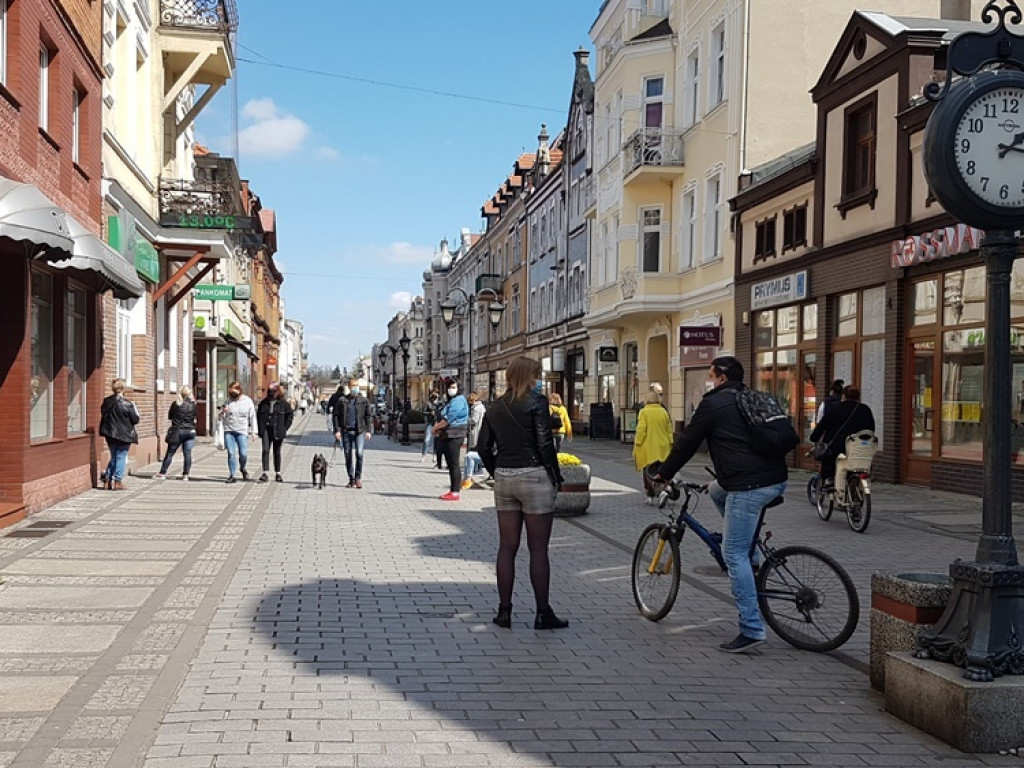 Rozprężenie na ulicach Wrześni. W maseczkach czujemy się bezpieczniej?