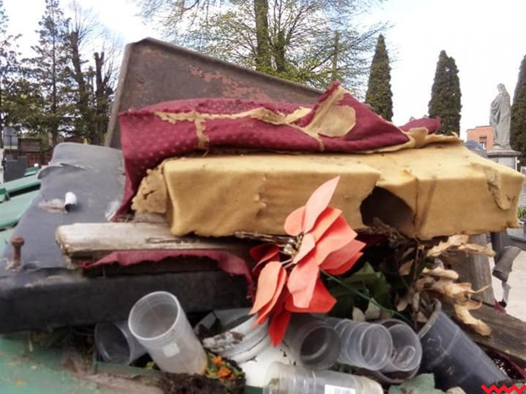 Kto podrzucił śmieci na cmentarz parafialny w Pyzdrach?