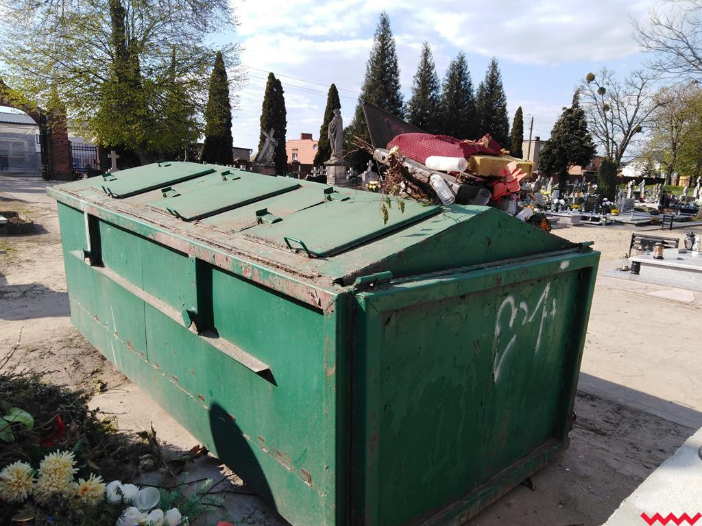 Kto podrzucił śmieci na cmentarz parafialny w Pyzdrach?