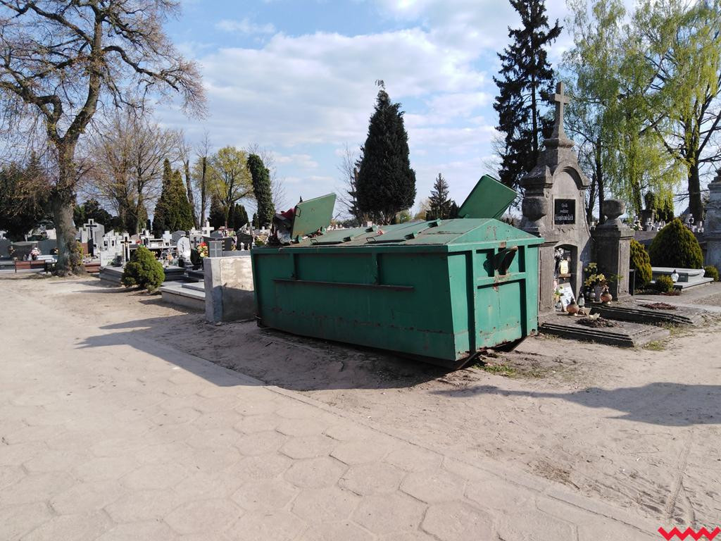 Kto podrzucił śmieci na cmentarz parafialny w Pyzdrach?