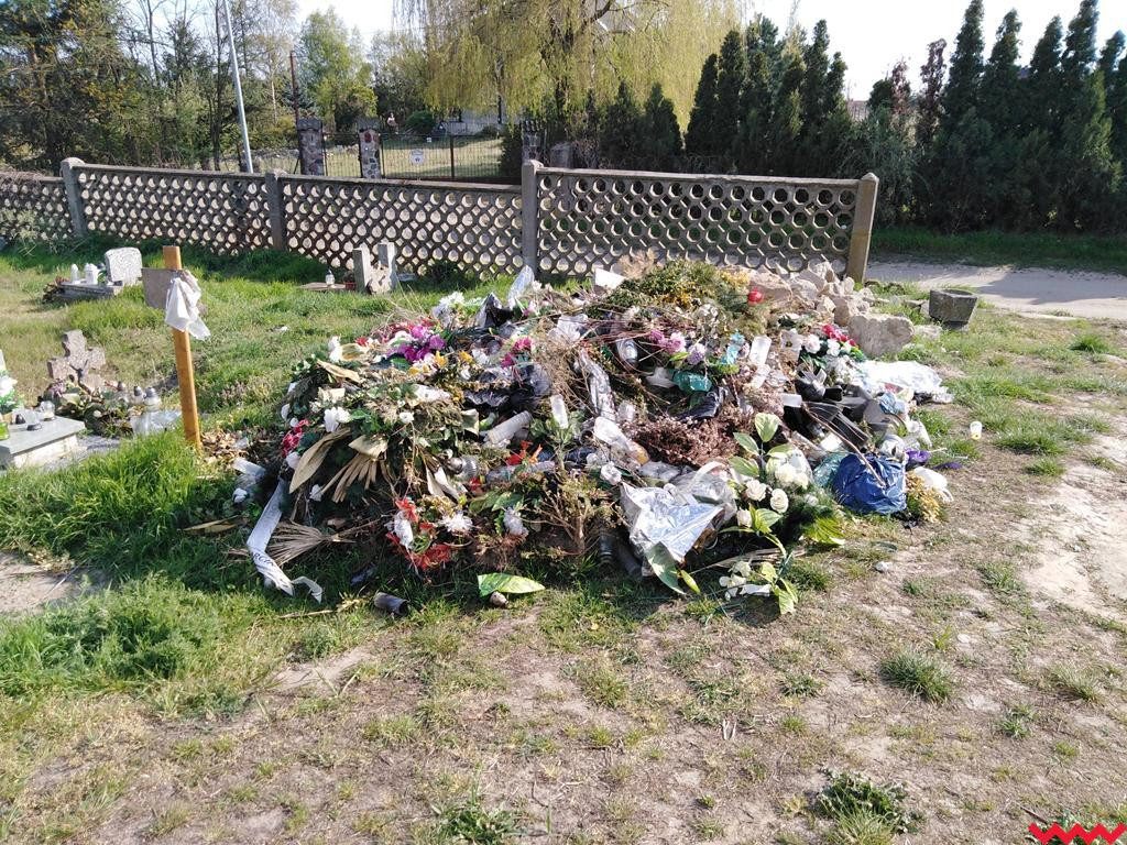 Kto podrzucił śmieci na cmentarz parafialny w Pyzdrach?