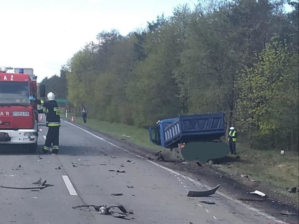  Kierowca samochodu osobowego zginął po zderzeniu z ciężarówką