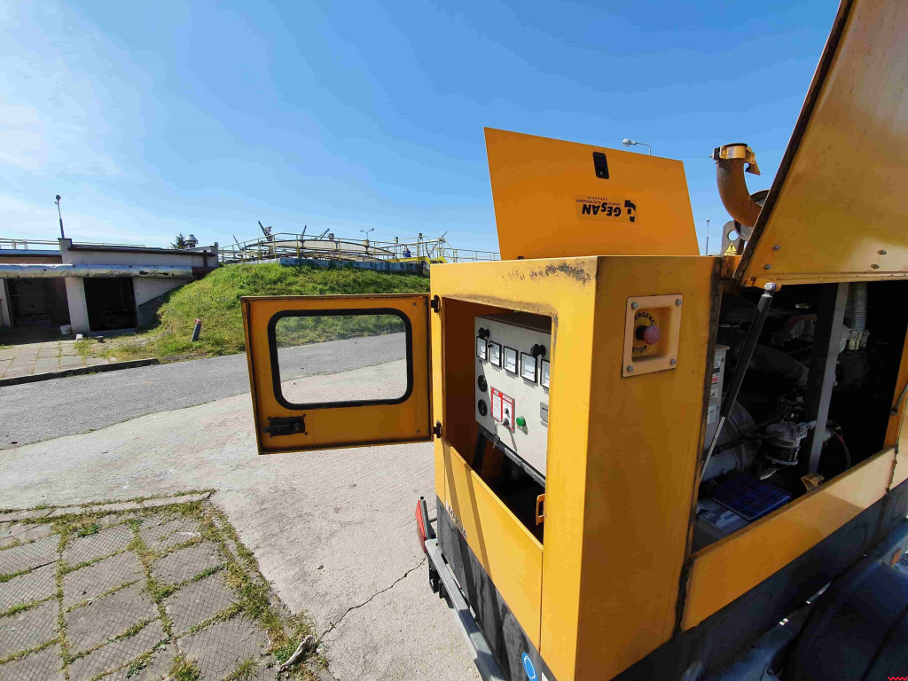 Ciężarówka przywiozła wiele potrzebnego sprzętu na oczyszczalnię