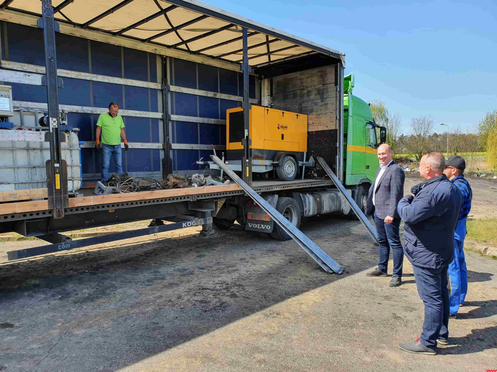 Ciężarówka przywiozła wiele potrzebnego sprzętu na oczyszczalnię