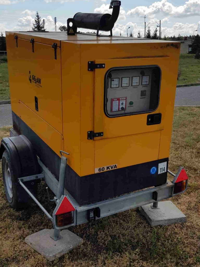 Ciężarówka przywiozła wiele potrzebnego sprzętu na oczyszczalnię