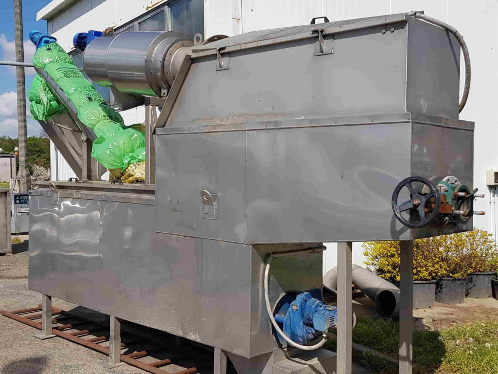 Ciężarówka przywiozła wiele potrzebnego sprzętu na oczyszczalnię