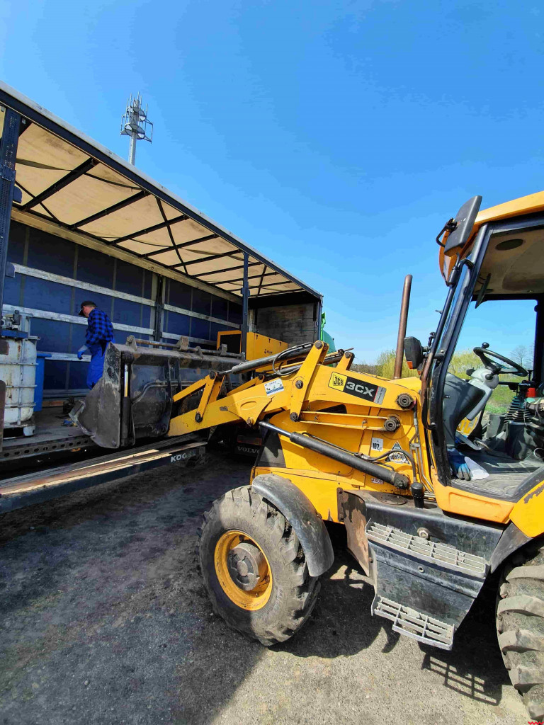 Ciężarówka przywiozła wiele potrzebnego sprzętu na oczyszczalnię