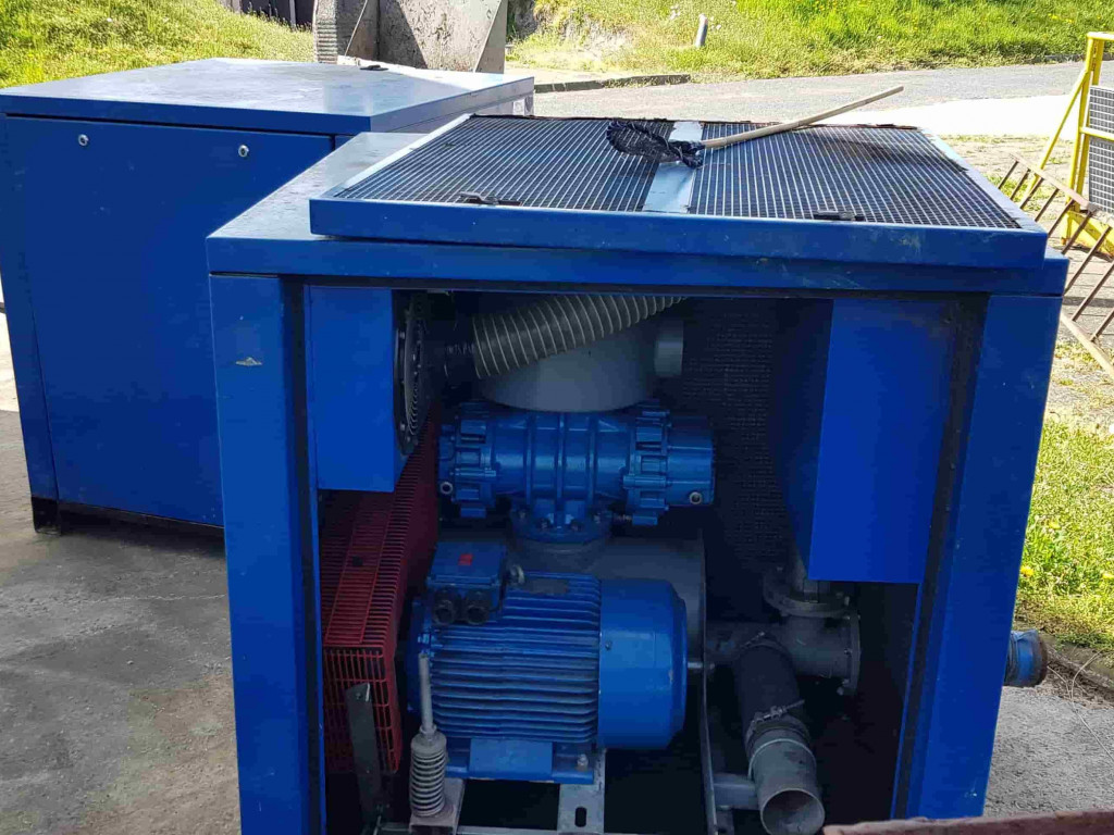 Ciężarówka przywiozła wiele potrzebnego sprzętu na oczyszczalnię